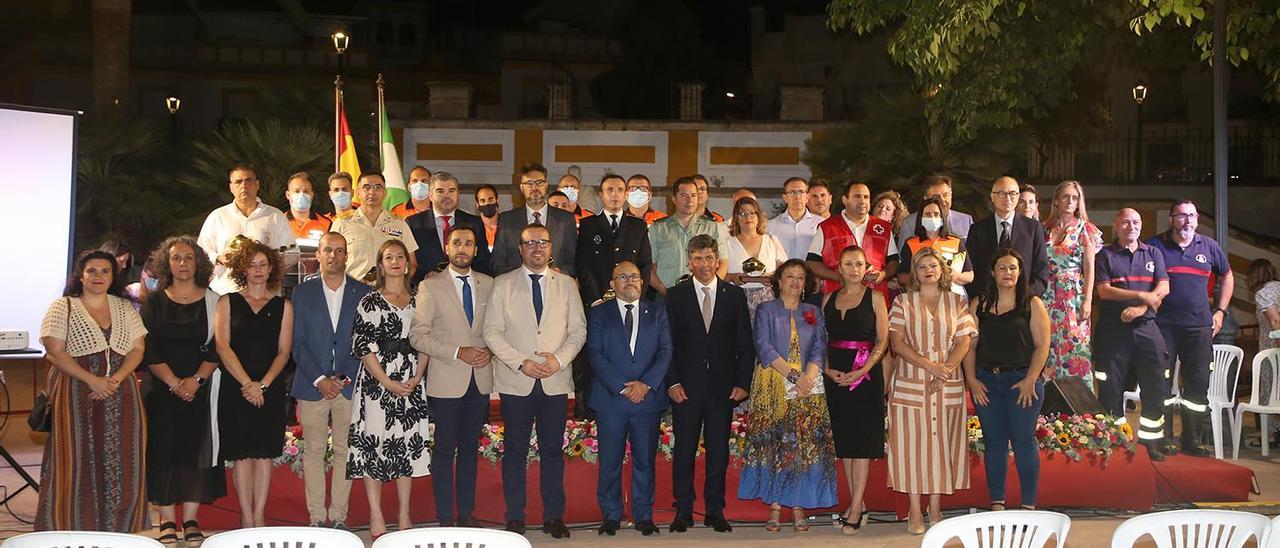 Autoridades posan con las personas y colectivos homenajeados en el Paseo de Cervantes.