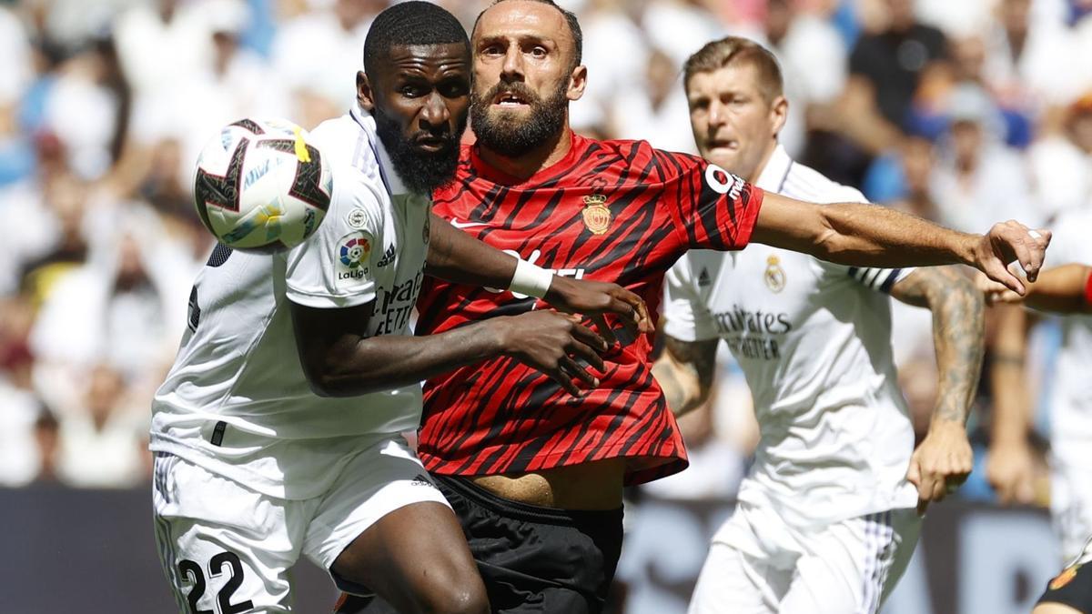 Antonio Rüdiger im Duell mit Vedat Muriqi. Im Hintergrund Toni Kroos.