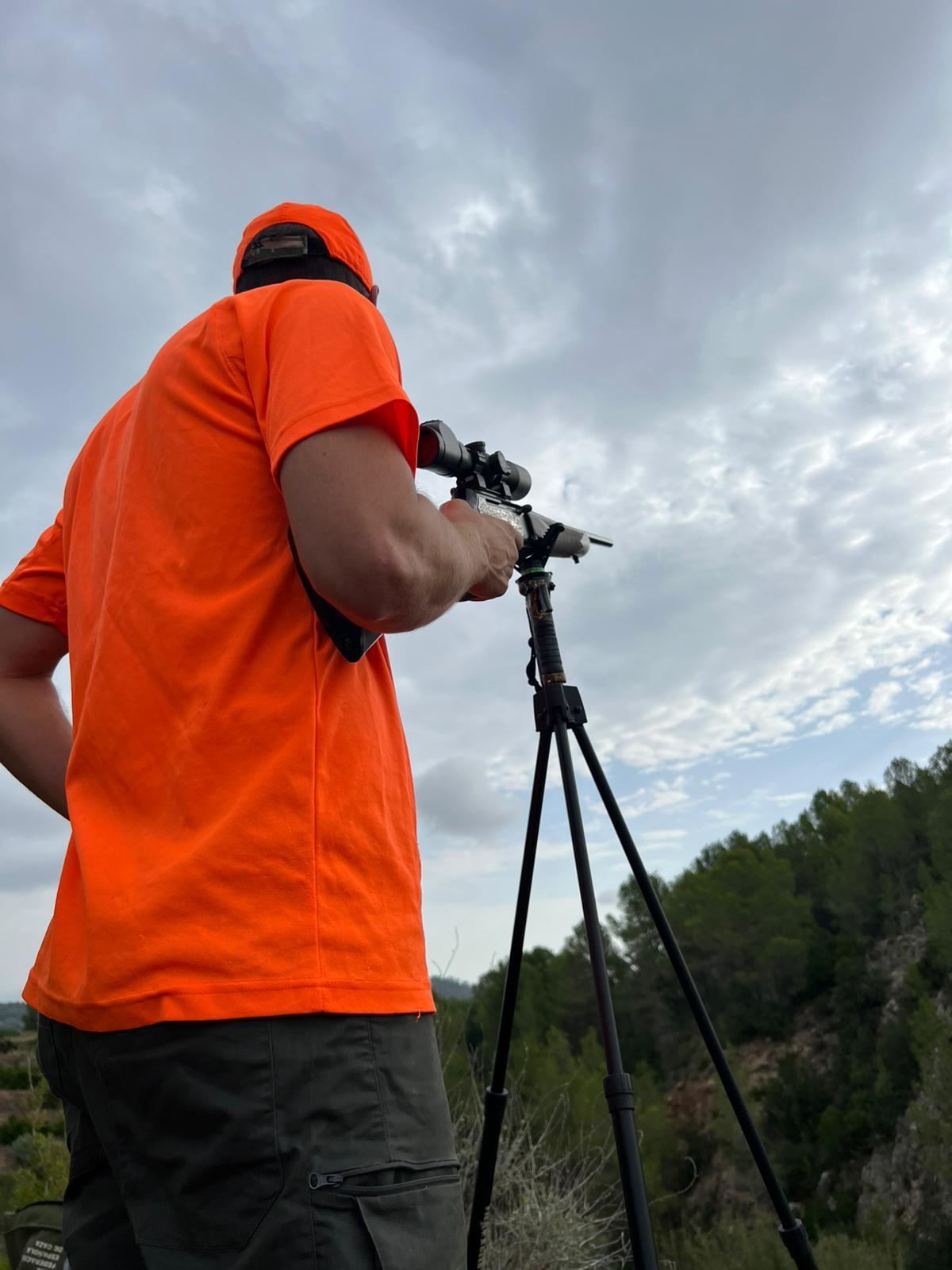 Un cazador durante una de las batidas contra la peste porcina