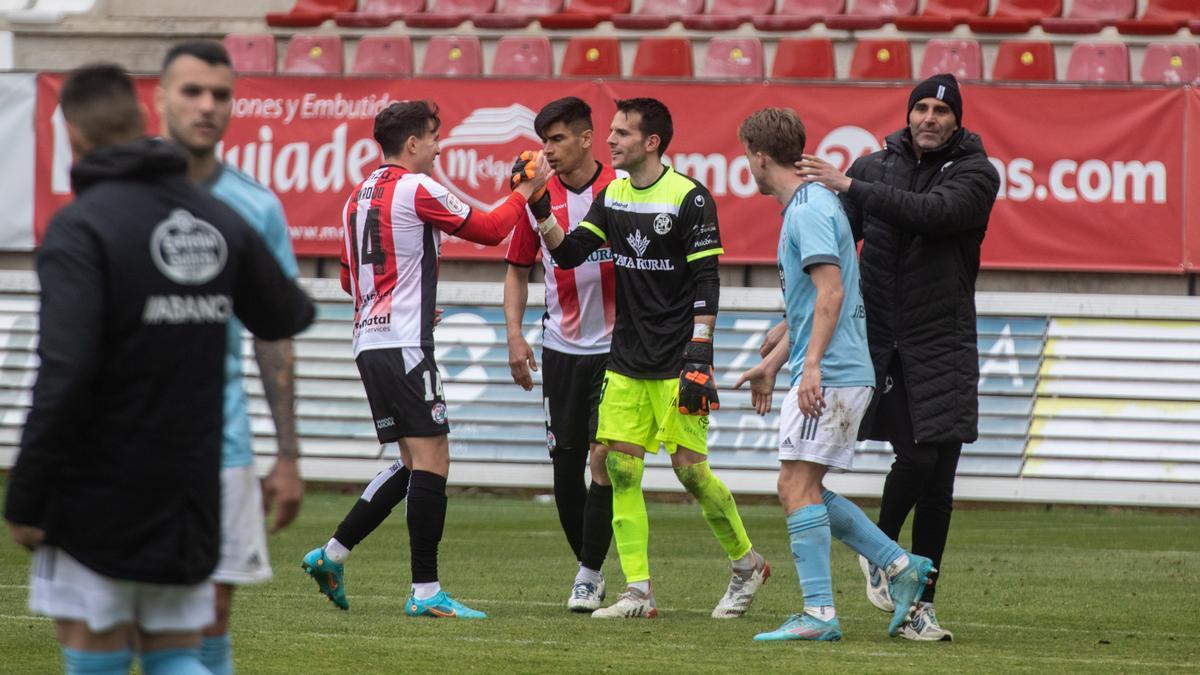 Pau Torres recibe las felicitaciones de sus compañeros.