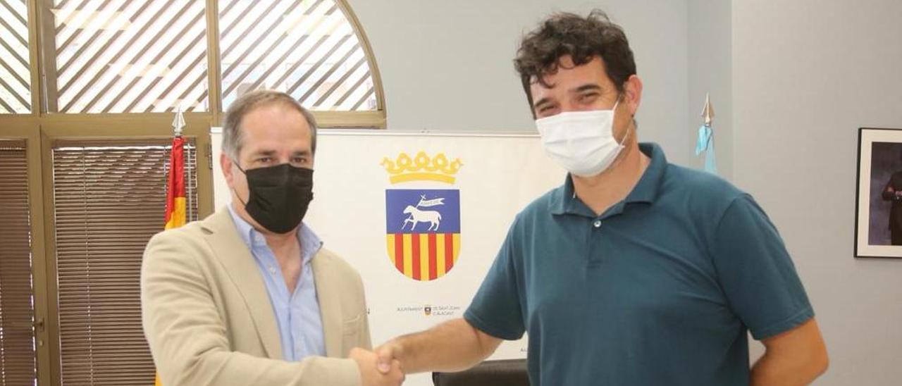 Santiago Román, a la izquierda, se convertirá el 17 de julio en nuevo alcalde de Sant Joan. Sucede a Jaime Albero (derecha)