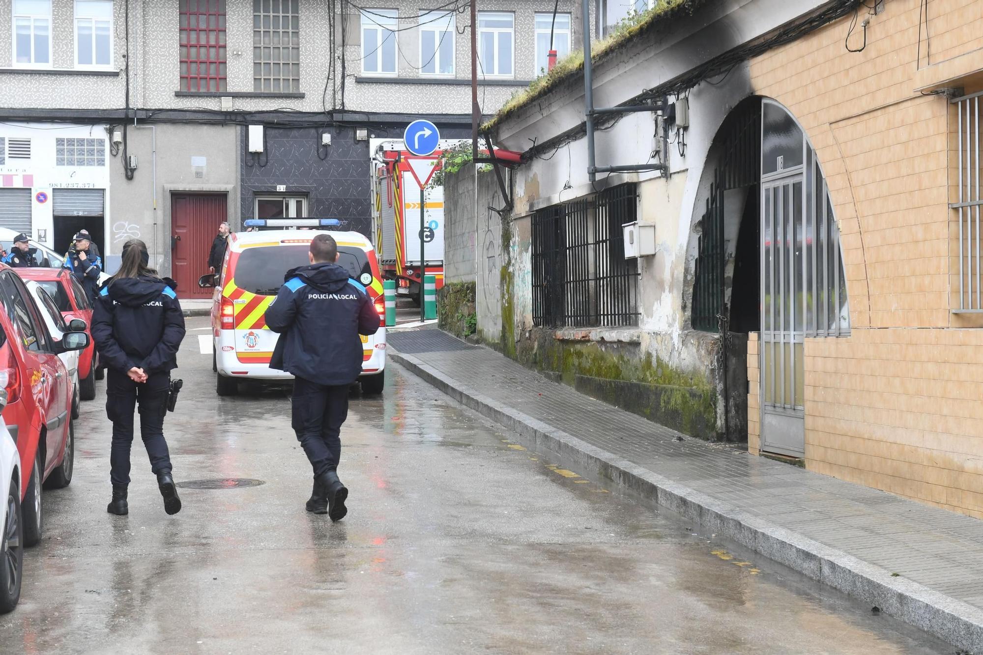 Los bomberos acuden a la calle Río Traba en A Coruña por un incendio en una casa ocupada