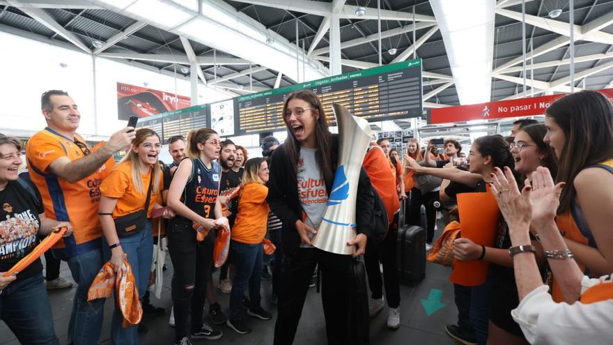 Recibimiento a las campeonas del Valencia Basket