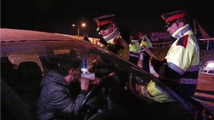 Una patrulla dels mossos fa un control d&#039;alcoholèmia a l&#039;entrada de Girona, en una imatge d&#039;arxiu.