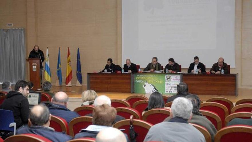 Los ponentes, durante el debate con los sindicatos agrarios y partidos políticos, ayer, en Mieres.