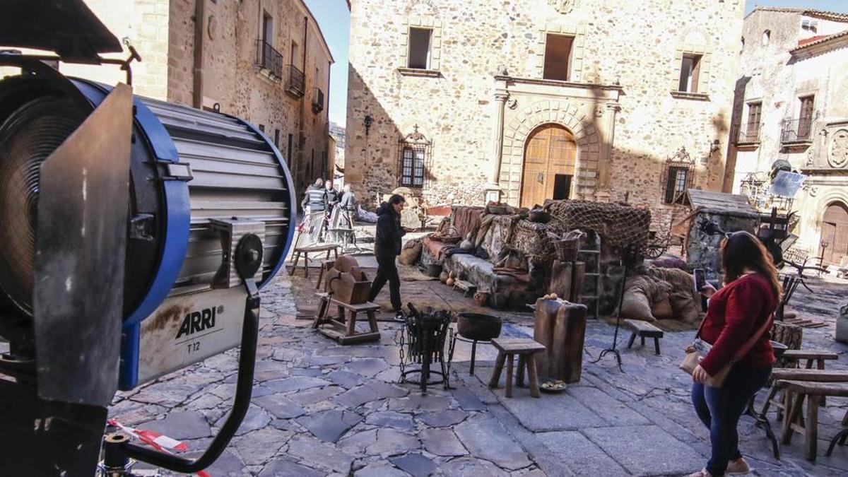 Imagen del rodaje de la primera temporada de La Casa del Dragón en la plaza de Santa María de Cáceres.