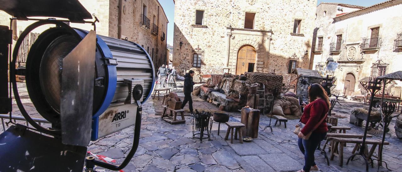 Imagen del rodaje de la primera temporada de La Casa del Dragón en la plaza de Santa María de Cáceres.