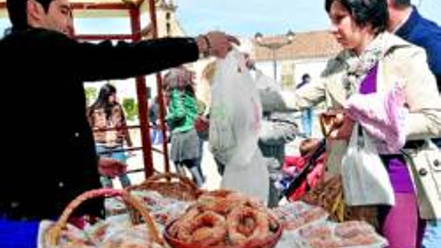 La feria del dulce triunfa en su cuarta edición