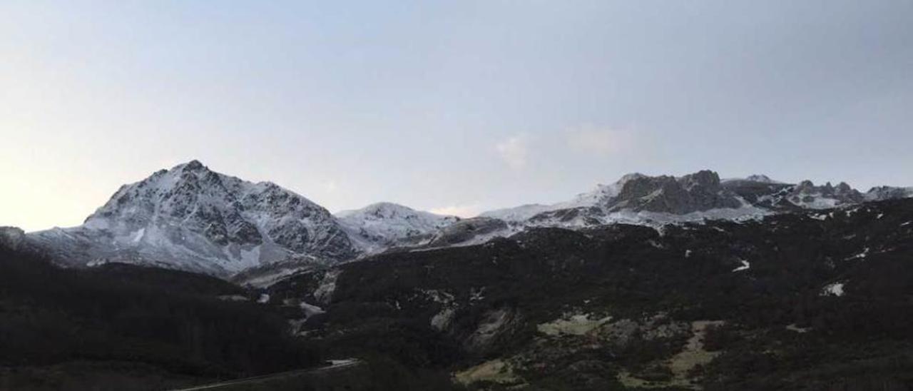 Vista panorámica del entorno de la estación de Fuentes de Invierno, ayer por la mañana.