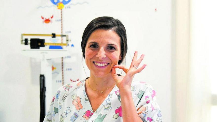 Patricia Hernández Reina,haciendo el signo del ‘baby sign’ para «fruta».  maria molina