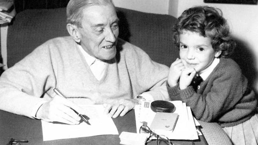 Ramón Pérez de Ayala, con su nieta Mabel, en el año 1959.