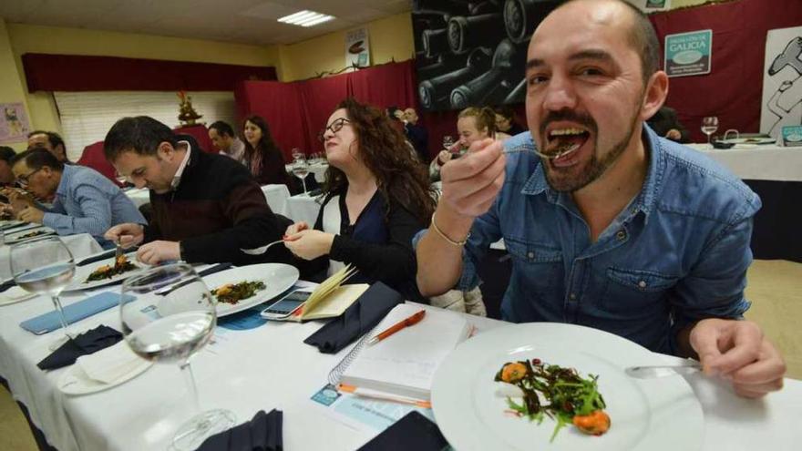 Los blogueros prueban el plato a base de brotes, algas japonesas y falso cebiche de mejillones.// G. Santos