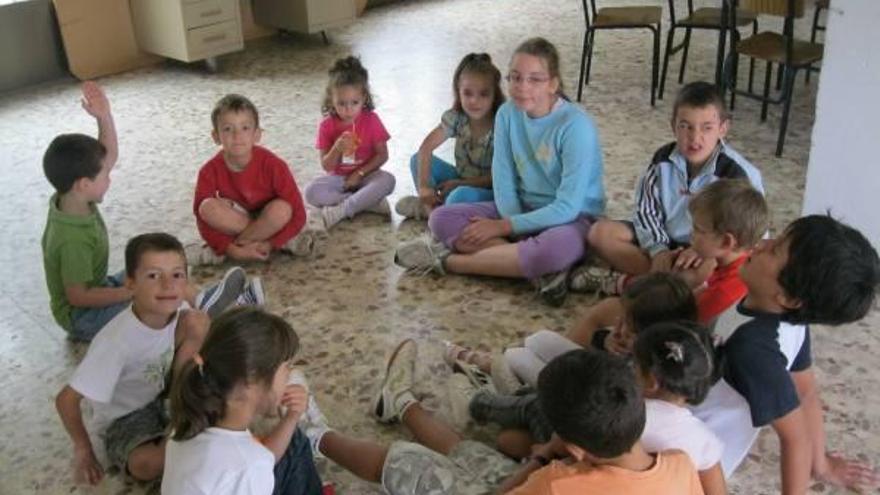 Los niños de Santa María de la Vega en el campamento urbano.