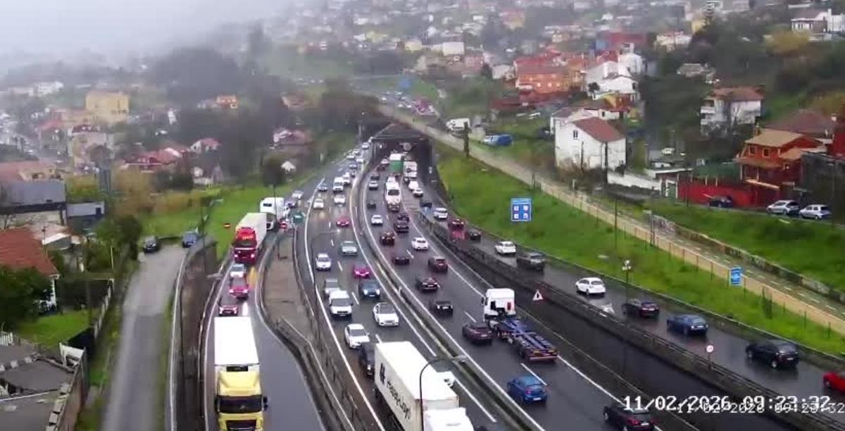 La AP-9V bloqueada en ambos sentidos de circulación en Vigo por varios accidentes.