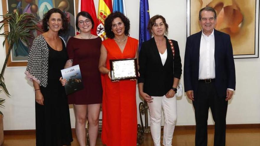 Begoña Vila junto al alcalde 
de Vigo, Abel Caballero, en el 
acto de ayer.  | // JOSÉ LORES