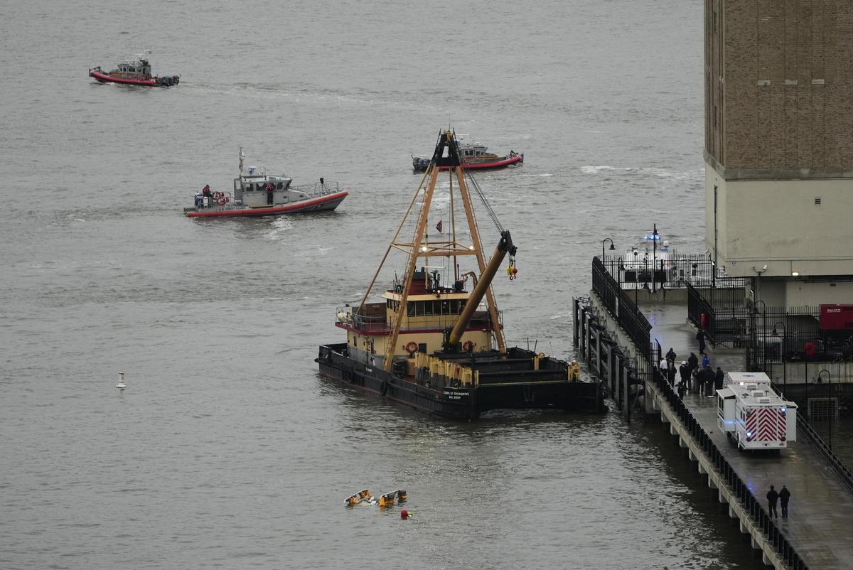 Cinco turistas catalanes y el piloto mueren al caer un helicóptero en el río Hudson de Nueva York