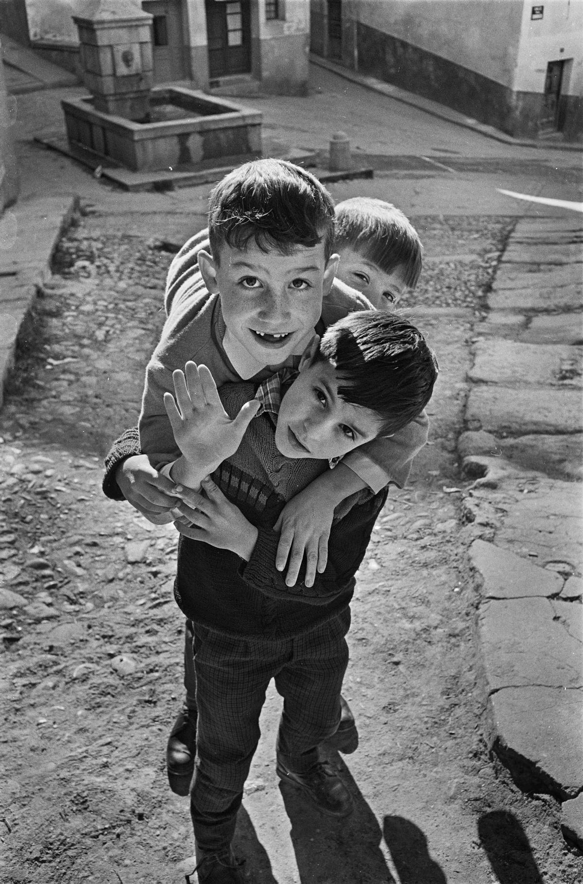 „Cuenca“, ca. 1972: drei neugierige Kinder.