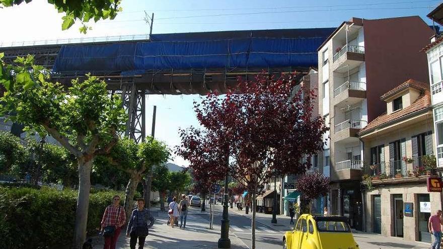 Estado que presentan las obras en el viaducto de Pontevedra, tapado con lonas, en Redondela. // FdV