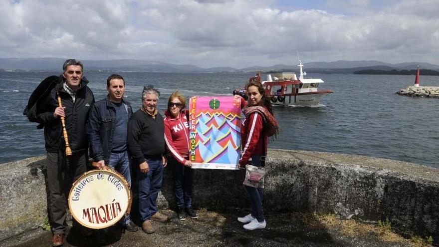 Álvarez Barreiro e integrantes de Maquía muestran el cartel de la edición 2014 de la Kieler Woche.