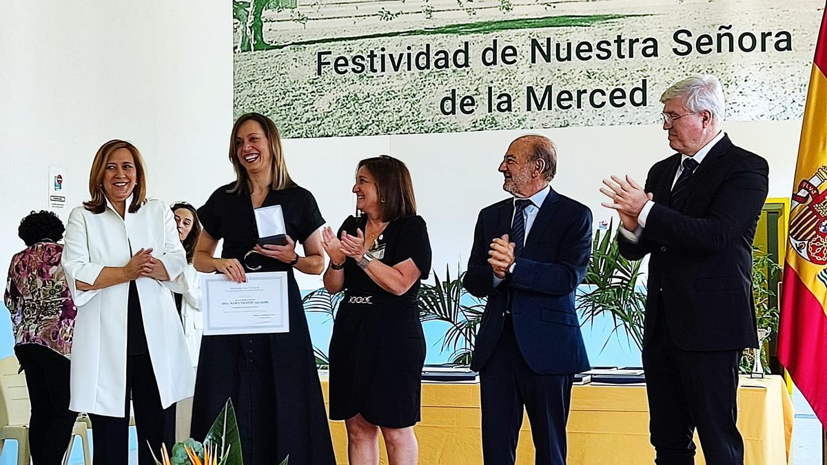 Nancy Vicente recibe el galardón de manos de directora del Centro Penitenciario Alicante.