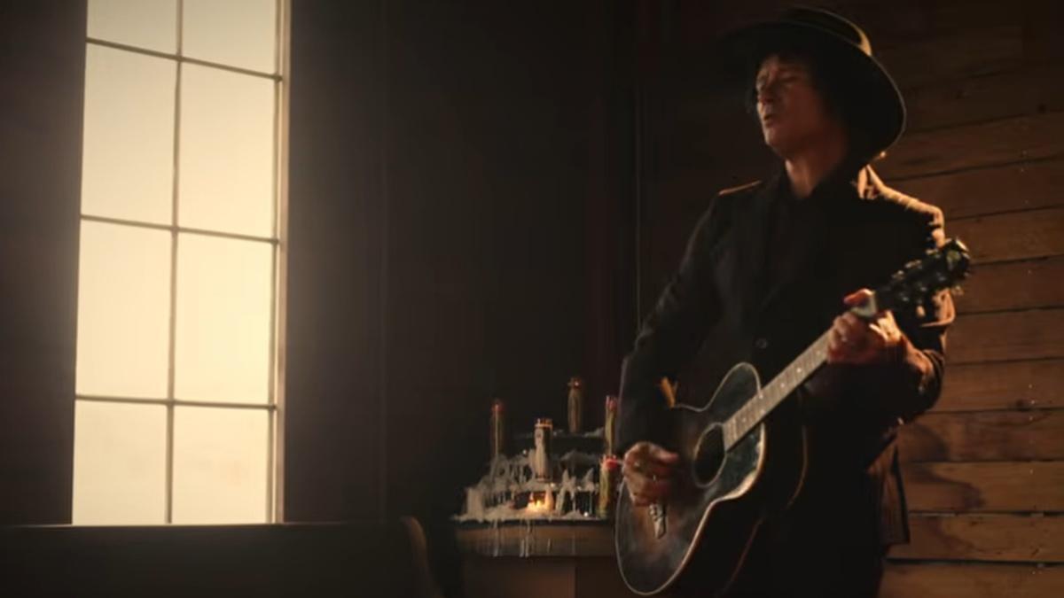 Enrique Bunbury en su  nuevo videoclip.