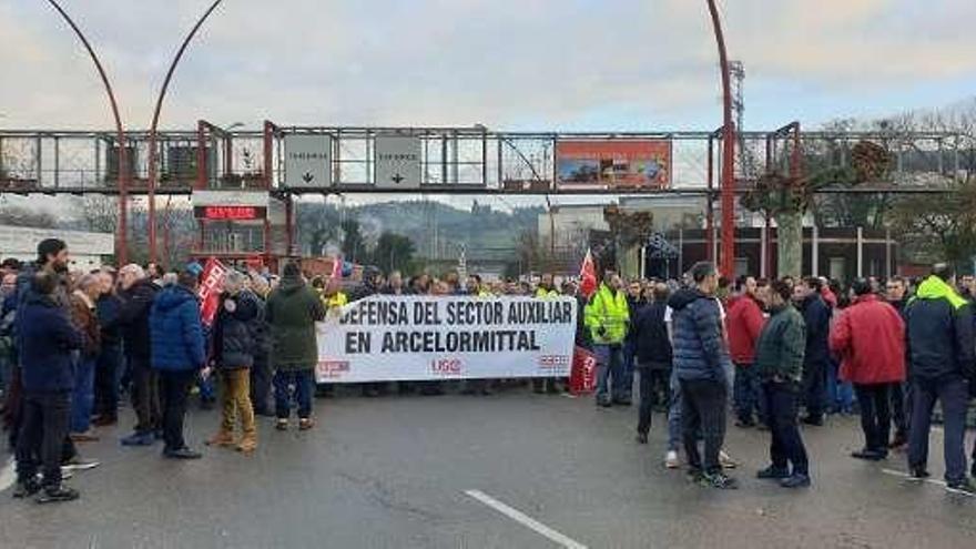 Protesta de trabajadores de las auxiliares el pasado 21 de marzo en la entrada de la factoría de Arcelor-Mittal en Gijón.