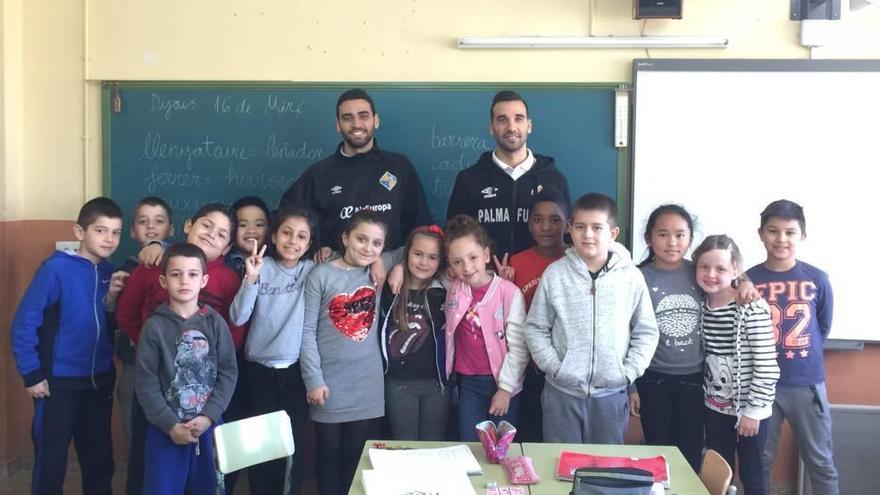 Carlitos y Tomaz, jugadores del Palma, visitaron ayer el colegio Màxim Alomar Josa de Palma.