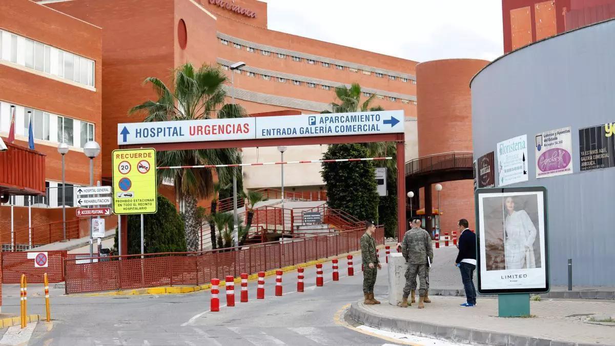 Entrada al aparcamiento y Urgencias del Hospital Virgen de la Arrixaca de Murcia.