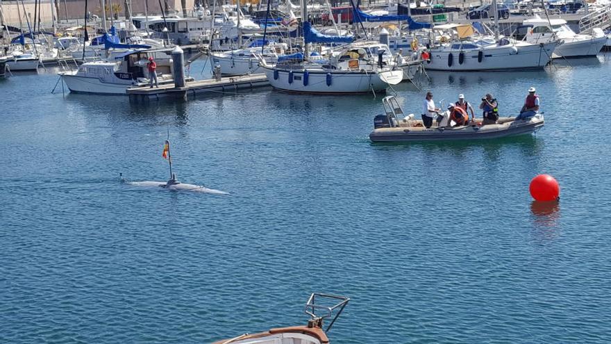 La réplica del submarino Peral recorrió ayer la dársena de Cartagena.