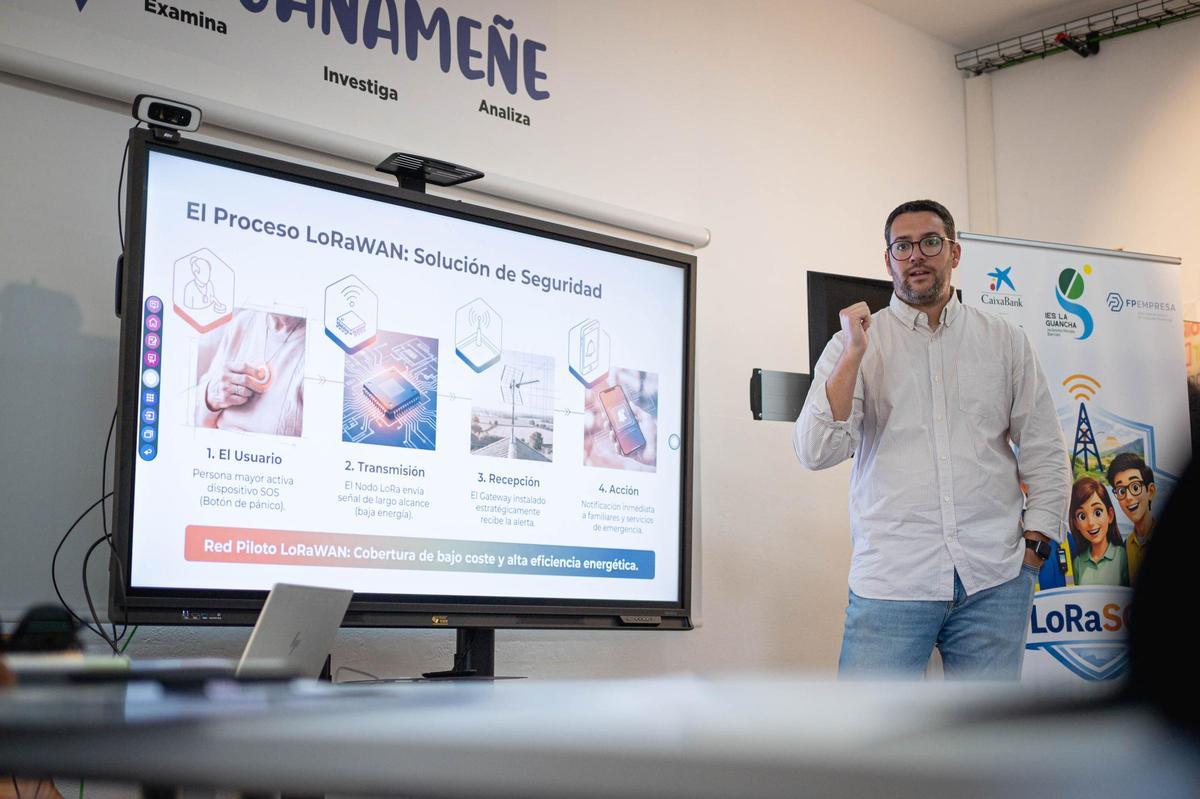 El coordinador de LoRaSos durante la exposición de la iniciativa ayer, en el IES San Marcos.