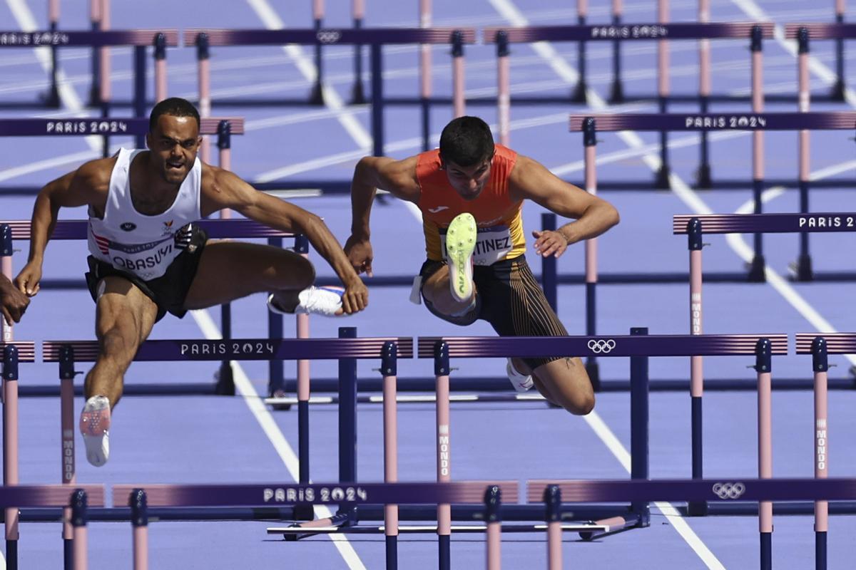 El atleta español Asier Martínez (d) compite en la segunda serie de los 110m valla masculinos en los Juegos Olímpicos de París 2024 en el Estadio de Francia, este domingo, en la capital gala.