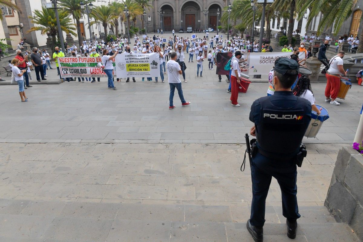 Manifestación de empleados municipales para exigir que los hagan fijos