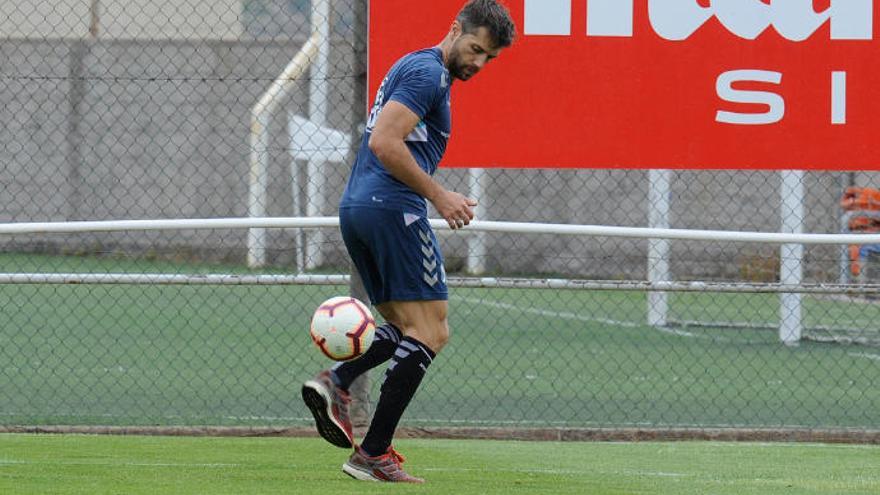 Aitor Sanz toca un balón en un entrenamiento de la recién finalizada temporada.