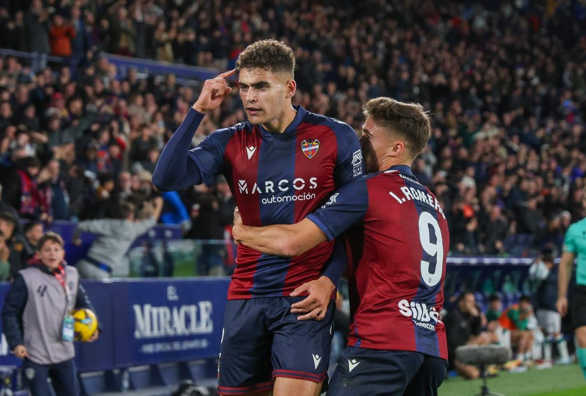 Andrés García celebrando con Iván Romero el 1-1