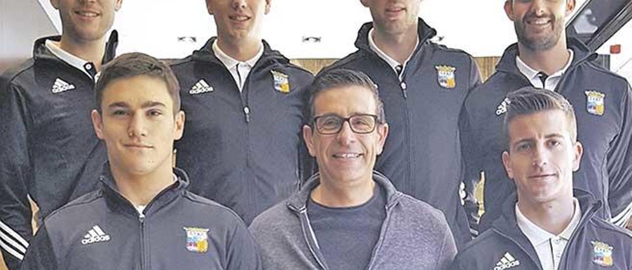 Los seis colegiados que optan a subir a Segunda B posan con el profesor Salvador Fornés.