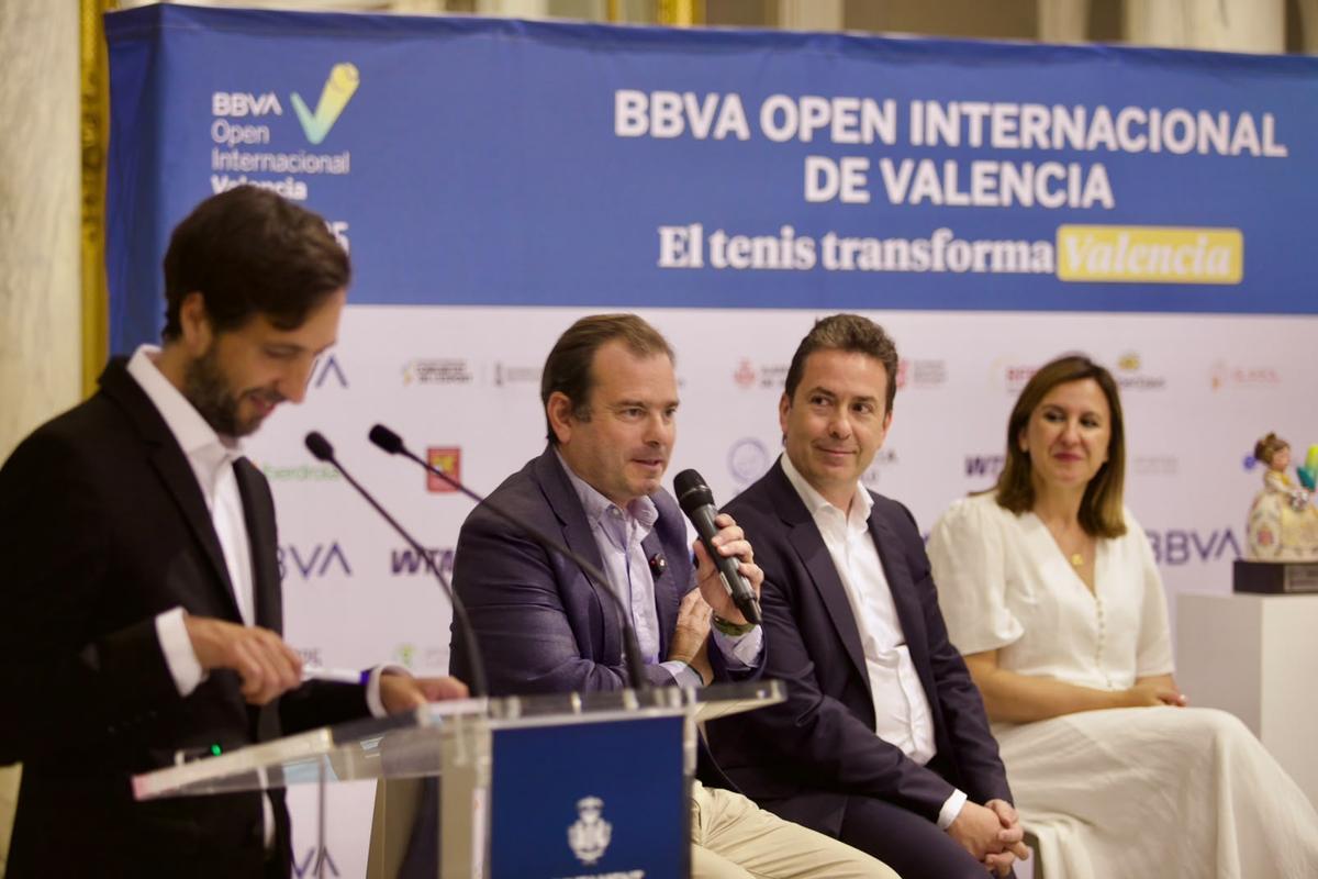 Joaquín Ríos, director ejecutivo de Tennium, sentado con el micrófono en mano.