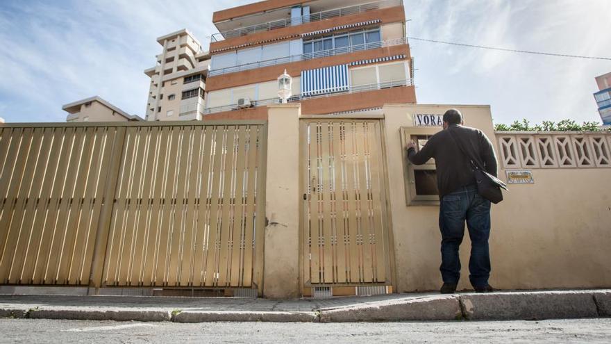 Entrada a la urbanización donde ocurrió el crimen.