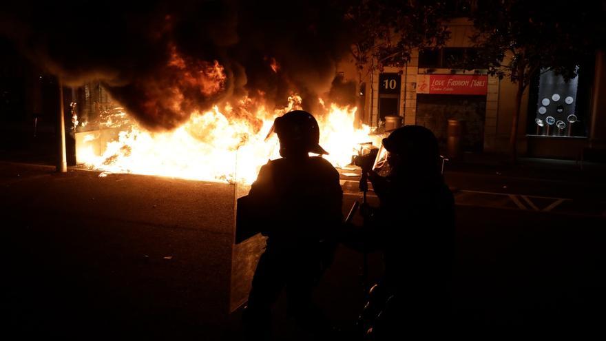 Contenedores ardiendo en Gran de Gràcia durante la manifestación de este martes por la detención del rapero Pablo Hasél