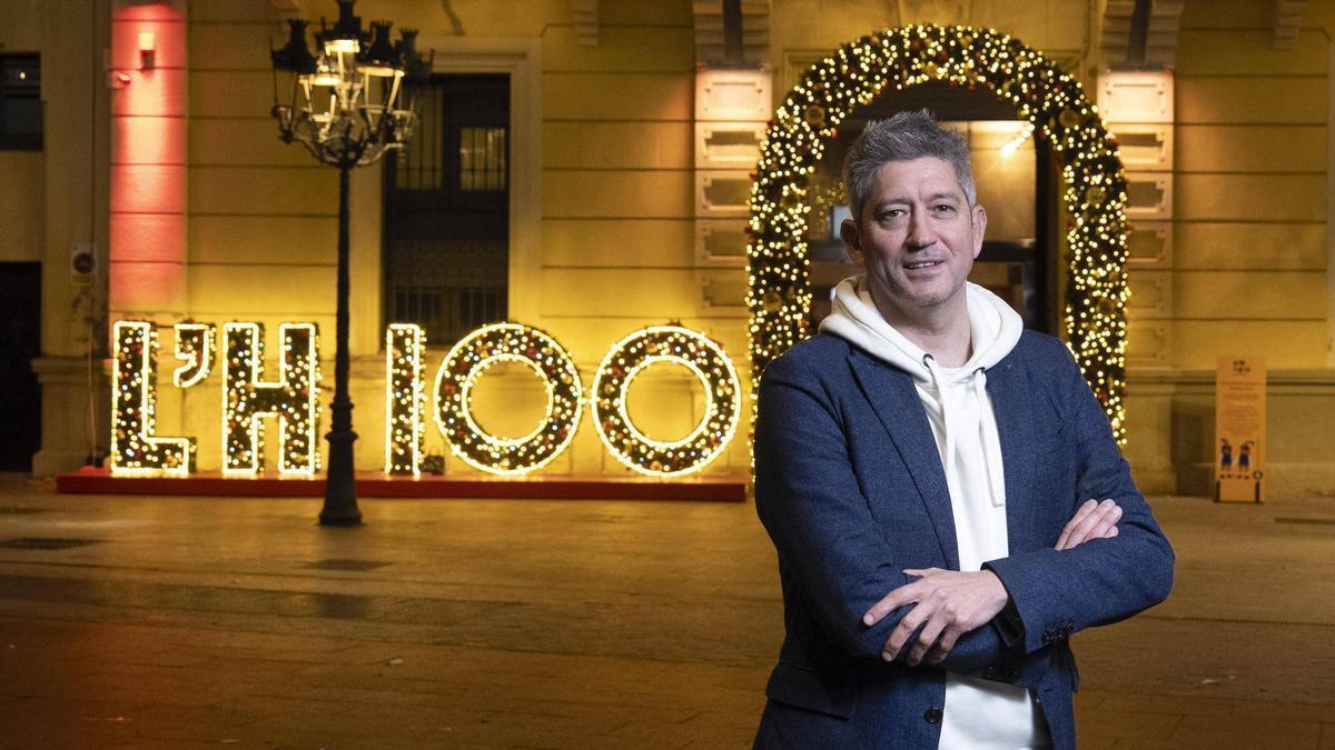 L'alcalde de L'Hospitalet, David Quirós, posa per a EL PERIÓDICO en el marc del centenari.