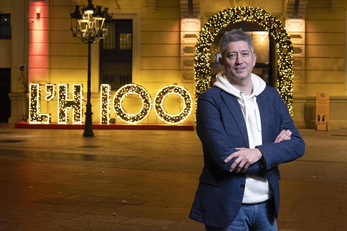 El alcalde de LHospitalet, David Quirós, posa para EL PERIÓDICO en el marco del centenario.