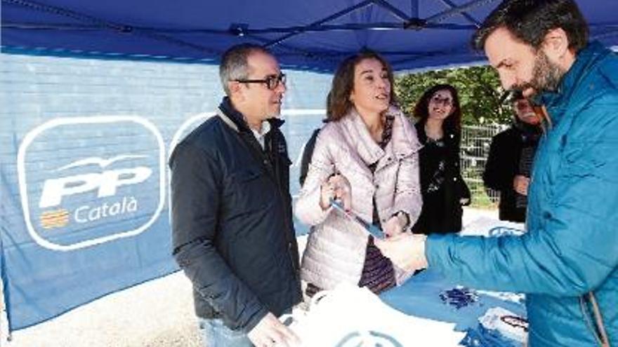 Concepció Veray i la resta de la candidatura popular, fent feliç un veí de Font de la Pólvora.