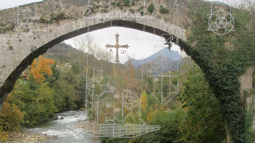 El puente «romano» de Cangas de Onís, listo para el encendido de la iluminación navideña. | J. M. C
