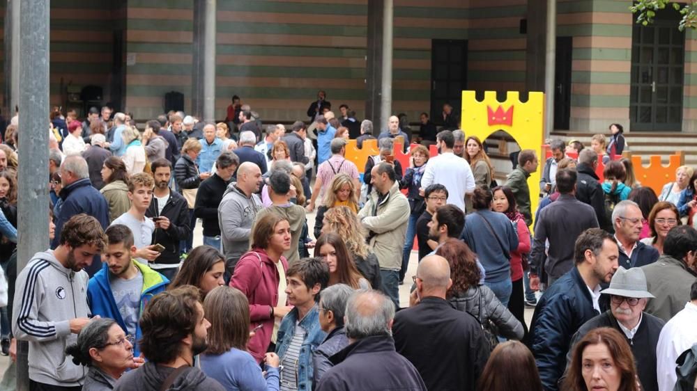 La Policia Nacional desallotja el col·legi Verd de Girona