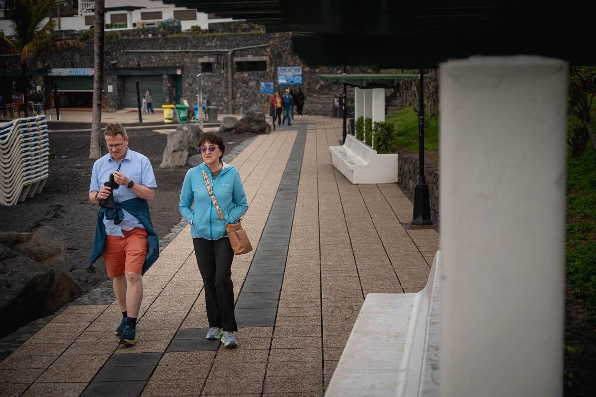 Turistas paseando por la playa de El Castillo en Playa Jardín