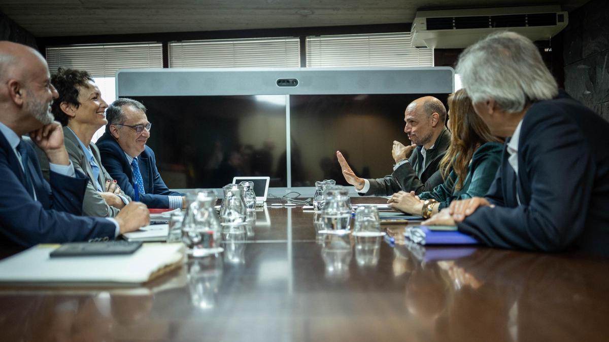 Los reprsentantes del Estado (i) y los de Canarias durante la reunión para abordar la cogestión de los aeropuerto el 10 de abril