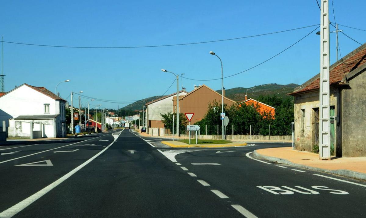Carril dedicado de autobuses en la N-550 a su paso por Valga. |   // IÑAKI ABELLA