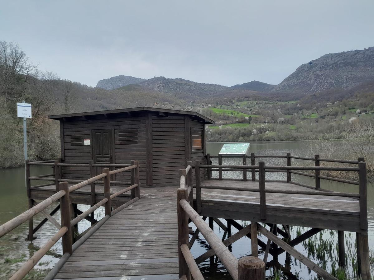 Observatorio de aves de La Polina, al que se accede a través de una pasarela de madera sobre las aguas someras del embalse.