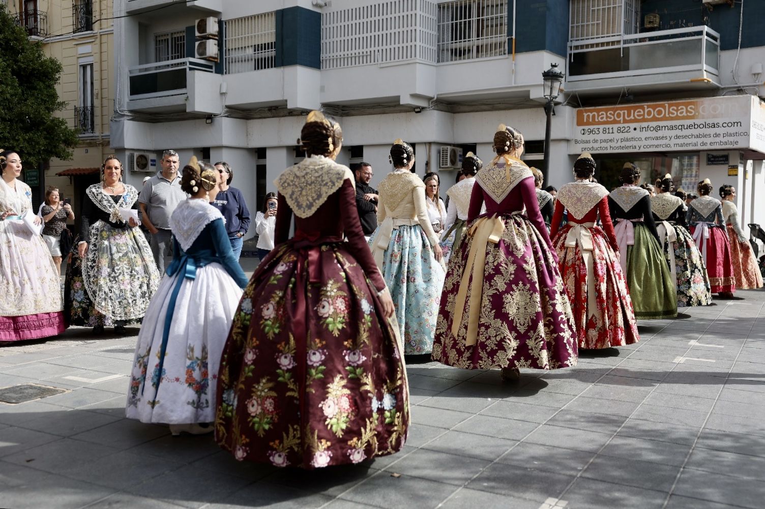 Día grande de Marina, María Estela y las cortes: baño de multitudes en el Marítim