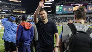 Xabi Alonso, entrenador del Real Madrid, saluda a los aficionados blancos en Filadelfia.