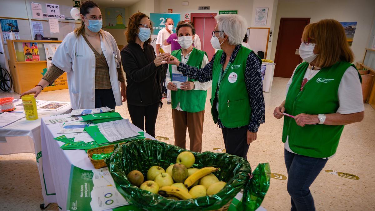 Una paciente recibe una fruta a cambio de romper un cigarrillo, hoy en el centro de salud de La Paz.